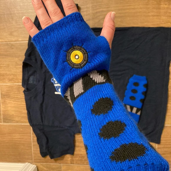 Dr Who T and gloves - Picture 3 of 3